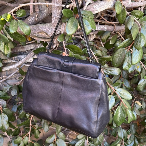 ISAAC MIZRAHI OLIVIA SATCHEL IN SOLID BLACK PEBBLED LEATHER. - Picture 8 of 16